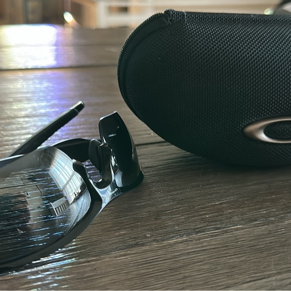 Oakley Glossy Black Sunglasses with Case - Picture 1 of 9